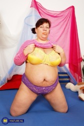 nude MILF pics