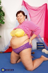 nude MILF pics