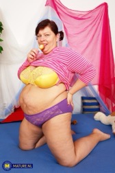 nude MILF pics