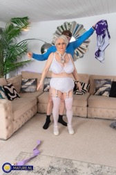 nude MILF pics
