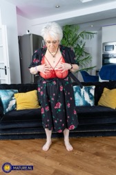 nude MILF pics