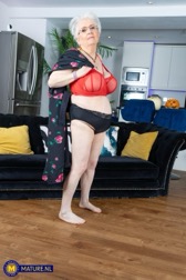 nude MILF pics