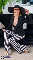 nude MILF pics