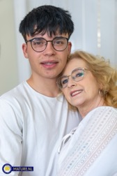 nude MILF pics