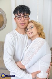 nude MILF pics