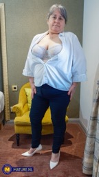 nude MILF pics