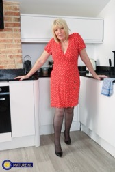 nude MILF pics