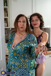 nude MILF pics