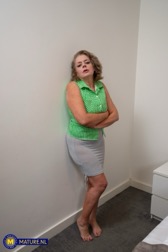 nude MILF pics