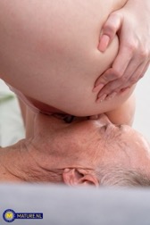nude MILF pics
