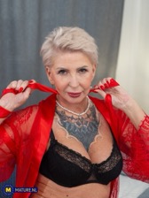 nude MILF pics