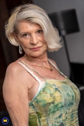 nude MILF pics