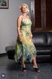 nude MILF pics