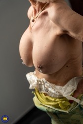 nude MILF pics