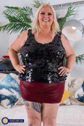 nude MILF pics