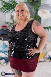 nude MILF pics