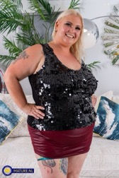 nude MILF pics
